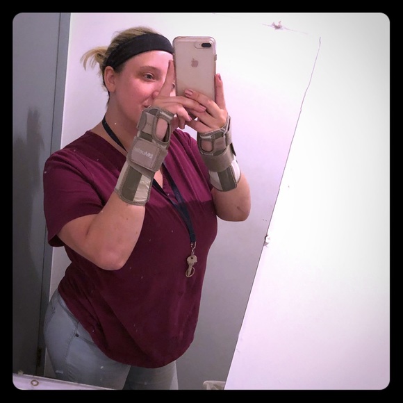 Meet your posher! - Picture 1 of 3